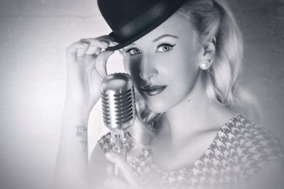 Jazz Singer and Vintage Vocalist! Also a lover of vintage clothes, and the music and style of the 40s and 50s.