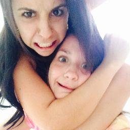 phpithon's profile picture. Gabriela e Jessica, 21 e 24 anos, mais conhecida como as irmãs sem noção que quase se matam fazendo trolagens! // Instagram: gabrielapithon, jepithon!