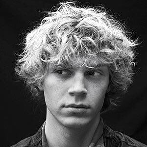 Follow for your daily dose of Evan Peters❣