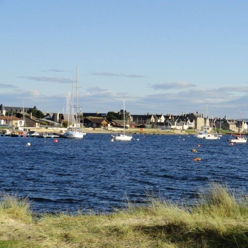 Beautiful self-catering flat in Findhorn, with magnificent views over Findhorn Bay. Perfect for beach, pub, golf, sailing, Foundation & all Scottish adventures!