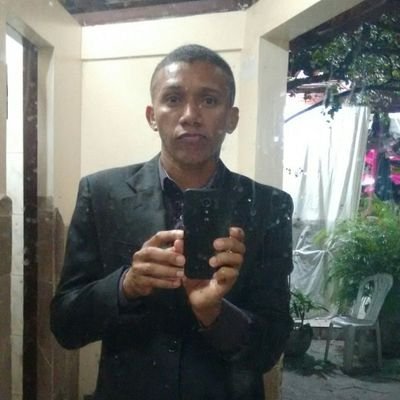 Não permita que alguém destrua o seu sonho, apenas lute por ele com todas as suas forças. ✌