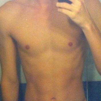 ‏kik:  adob1995

‏‏اتمنى يكون نحيف وجاد