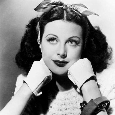 The most fabulous solitaire diamond on Hedy's forehead.