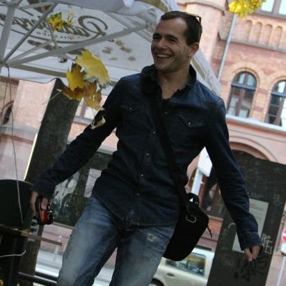 germanmateo's profile picture. Felicidad, de eso trata la vida... ahí dentro podemos meter el Sol, el deporte, el amor, la familia, el trabajo, los amigos, las risas, la música...