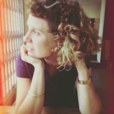 Volgt alles wat haar aanbelangt. Is vaak twittergefrustreerd. Maar blijft kijken, want alles gaat altijd voorbij. Lacht graag luidop.