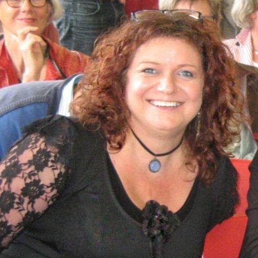 Moeder, Echtgenote, Doktersassistent, Koorzanger en Alt, “Life is a song … Sing it … and stay alive”