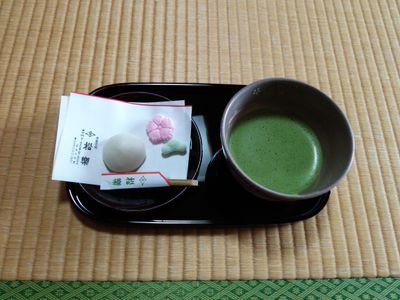 裏千家の茶道のお稽古♪頑張ってます～
(^^)

茶道……大好き🎶
茶人になる為ー日々精進です💪

またーー
関西、、京都・大阪・奈良大好きです。
年に何回か…美味しい物を頂いたり、お寺等々に行ったりして癒しの時を持ってます😺

＃茶道、＃裏千家、＃京都、＃カフェ、＃スィーツ