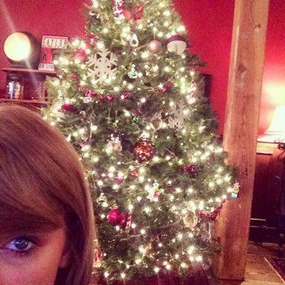 the best way to spread christmas cheer is comparing taylor swift to christmas decorations