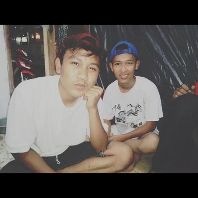 AhmdGmlng's profile picture. Dengannya.. tak perlu tau cara berenang dan bertahan.. aku hanya ingin tenggelam~