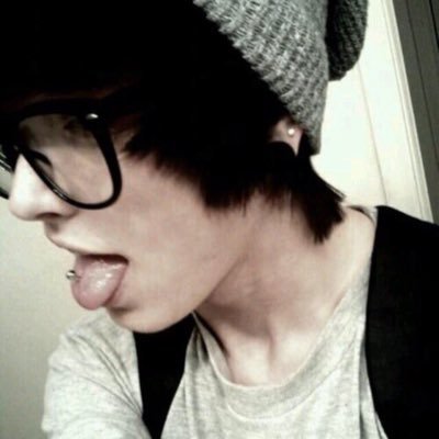 I'm Bennette I'm 18 , I'm taken sorry guys ;) XD and I'm gay (RP)
