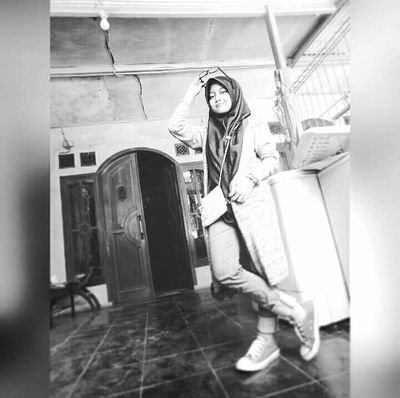 This life do not judge my life with one eye, identify the real life do not just judge my life. I and I'm proud to be Alviani z islamiyah