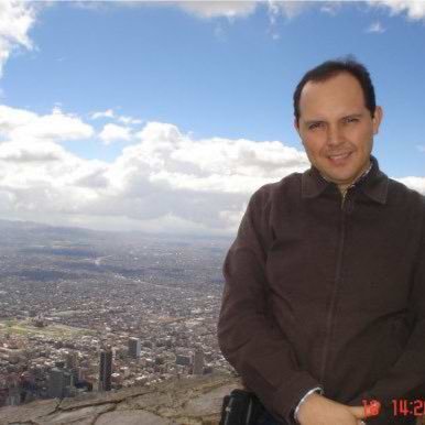 Mexicano, apasionado de su familia, del mundo de la tecnología. Aficionado al Soccer, al fútbol  americano y al tenis. Seguidor de Pumas, Real Madrid y Dallas.