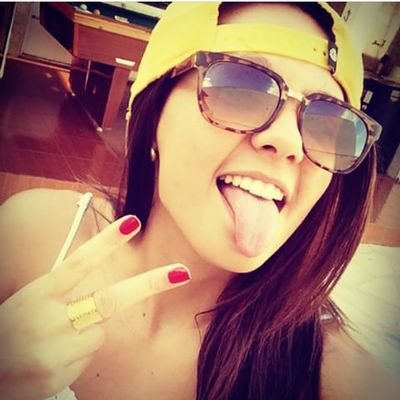 Sem plano de fuga entre o sorriso e o choro, deixo que a vida me leve.. Minha loucura é o meu maior tesouro ♡
Insta - pimentacarol_