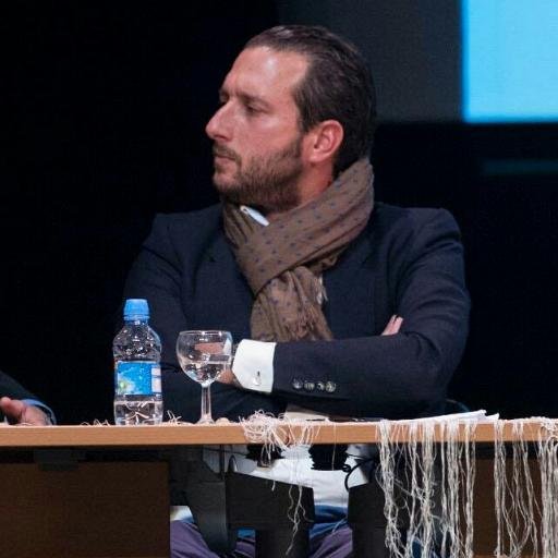 Periodista. Apasionado del toreo. Dtor. Revista QUITES. El toreo es un arte de belleza deslumbrante. ¡Viva el toreo, el vino y viva el rock!