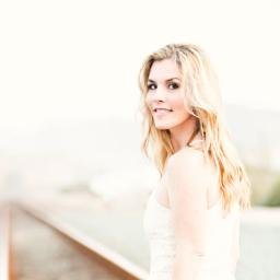 We love Jennifer Paige and really want to make her new album to happen! Take a look her Kickstarter which is on until Dec 23rd!