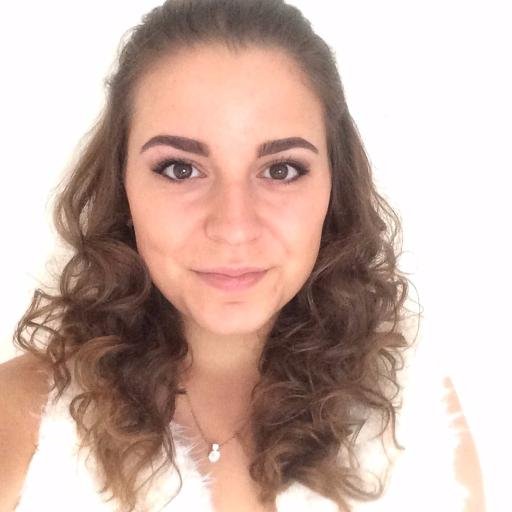 Student, beautyblogger en levensgenieter, maar ook gek op wijntjes, series, gek doen en lieve mensen.
