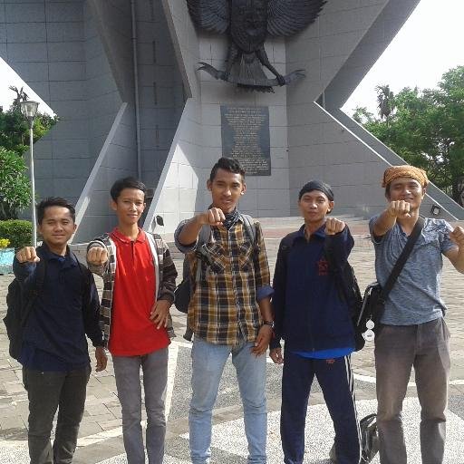 dizzy_devided's profile picture. Blom pernah ada yg tak menarik dlm hidup. Di dlm tampilan seorang yg paling culun skalipun, ada drama, komedi &tragedi.