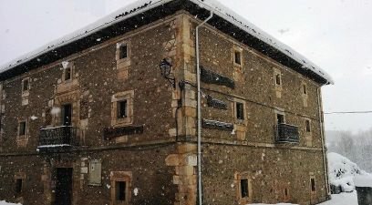 #lademandamanda 
Alojamiento-albergue municipal del siglo XVIII en la Sierra de la Demanda . BURGOS

  El olvido no es alternativa.
