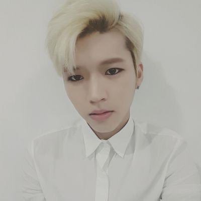 인피니트의 보컬 남우현 입니다. (팬=여친). 진짜 남우현 아닙니다. 남우현의 공식 트위터 @wowwh.