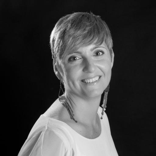 reginamatari's profile picture. Profesora afortunada, escritora novata, bibliófila empedernida, cinéfila apasionada, friki declarada y soñadora sin remedio.