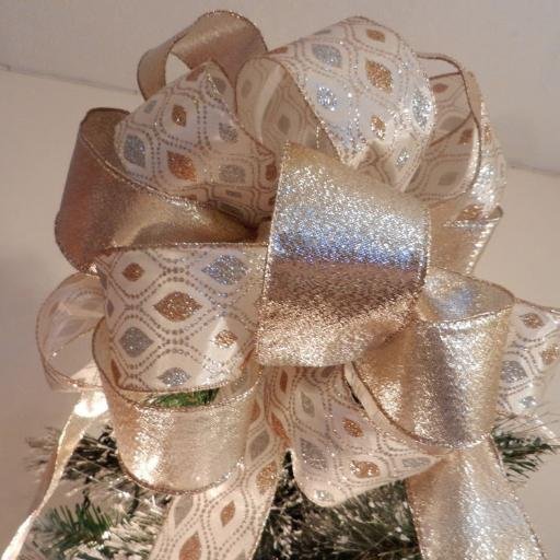 Custom hand made decorative bows and wreaths for every holiday season, wedding pew bows and aisle decorations.