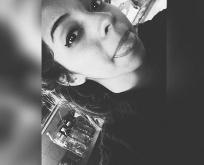 Una chica excelente, bastante loca de a ratos. A veces tan muerta de risa. A veces mala 
-Me receto tiempo y soledad-