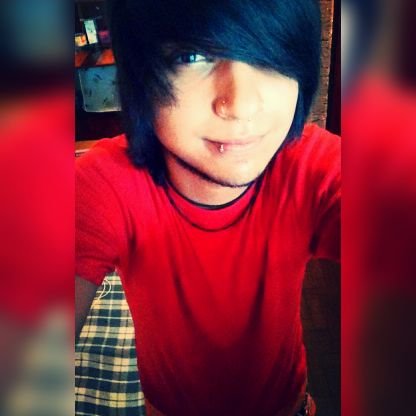 Poha_Leone's profile picture. Eu ando numa estrada solitaria, a unica que ja conheci. Não sei pra onde vai, mas é como um lar pra mim.