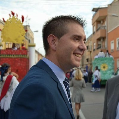 Cenizateño, Socialista y padre de familia. Actualmente Presidente de la Diputación de Albacete y Secretario General Provincial del PSOE de Albacete