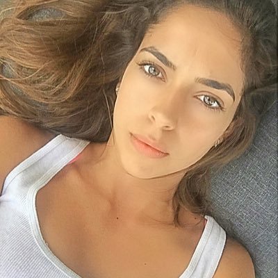 caromartinezo_'s profile picture. she's focused on the good shiz only