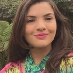 Oi, sou a Vivi, moro no Orfanato Raio de Luz. Sonho ser uma modelo de sucesso. Irmã @TatiOficialCh #Chiquititas