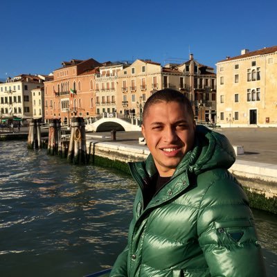 Un romántico empedernido que vive para los atardeceres y las cenas en gastrobares, celebrando la amistad y soñando con amores que nunca bastan