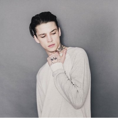 Ashrpgdnp_'s profile picture. M-18