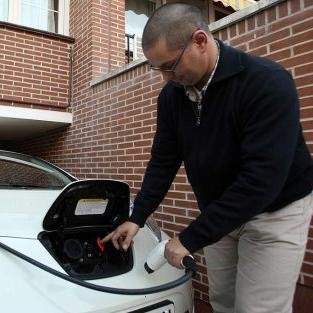 Primer TAXI 100 % ELÉCTRICO en España desde Octubre de 2011. +392.000 kms. recorridos sin consumir una gota de combustible.