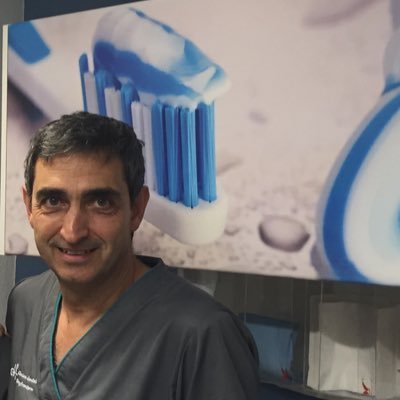 Médico Estomatólogo con más de 20 años de experiencia. Somos especialistas en ortodoncia, endodoncia, implantes y prótesis dentales.