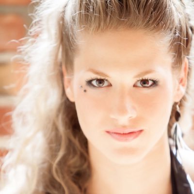 KarenGoudreault's profile picture. Artiste de cirque, danseuse-interprète et danseuse de tango argentin