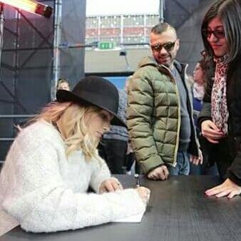 Serena_1002's profile picture. ...Ehh all'aria tutti i piani, riavviciniamo i sogni più lontani che tu lo sai che non c'è segreto per vivere a colori...  Per vivere, #VivereAColori ❤️