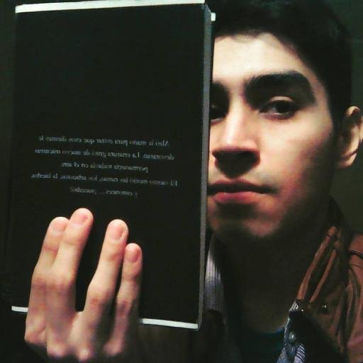 De Monterrey, Nuevo León, México. 26 años. Escritor. Estudiante de letras. Lector compulsivo.