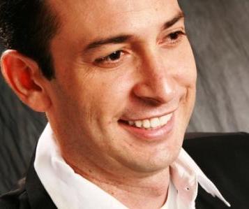 Padre, comunicador, cantor