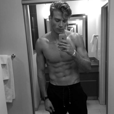 Mylerpg's profile picture. Marcus Taylor, 22 ans. Cherche femme sachant faire le ménage.