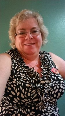 LynnsBookshelf's profile picture. 