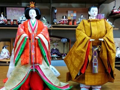 名古屋市守山区で雛人形を専門に作っている工房です。(有)加藤人形　作家名　蓬左佳峰。夫婦共に伝統工芸士。全国でも珍しく、生地から選んで、オーダーメイドでお作りできます。制作裏話、時々毒吐きます。