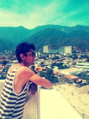 Actor,Licenciado en Historia ,productor, feliz..