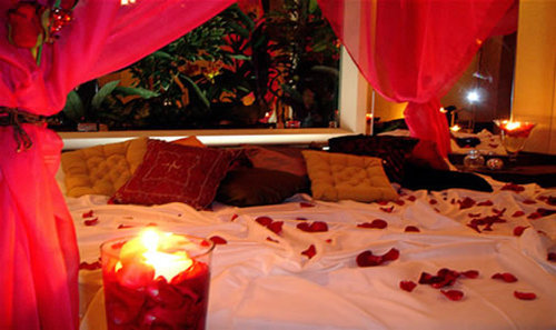 Romantic decorations for occasions, such as anniversaries, honeymoon, Valentine’s and romantic nights.