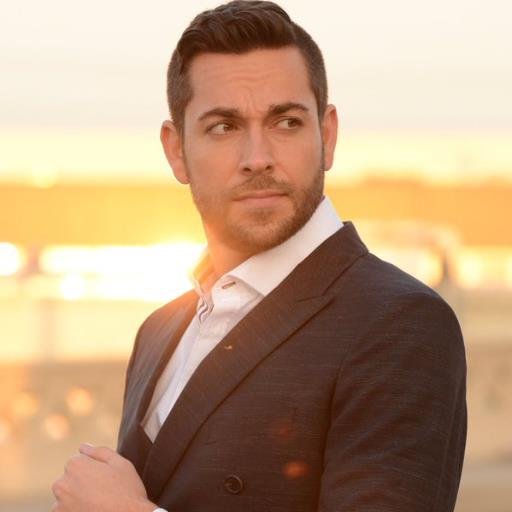 je suis une fans de @zacharylevi ( @Chuck etc ) accros au  #NCIS ,#NCISLA ) et plein d'autre séries