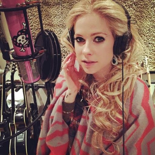 L'actualité d'Avril Lavigne en français et en anglais! / Avril's news! https://t.co/um1H2N9dY6