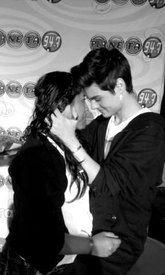 23Ncyaald's profile picture. eres la persona que con una palabra hace  que se me erize la piel que con una sonrisa me enamore eres esa persona que con una mirada causa que se sonrroje