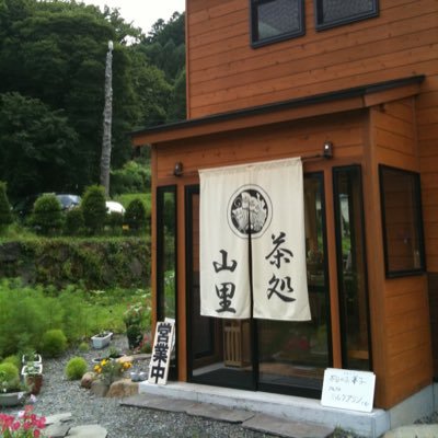 maemiyayamazato's profile picture. 諏訪大社前宮本殿下にてひっそりと営業しています。  前宮本殿　前宮の御柱が目の前に広がります❢　　不定休日