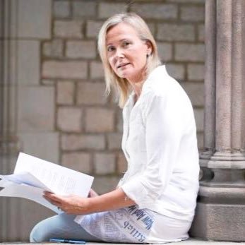 Abogada , Regidora del G. Popular en el Ayuntamiento de BCN. Diputada Nacional en X y XII legislatura . Vicesecretaria #Partido Popular Cataluña.