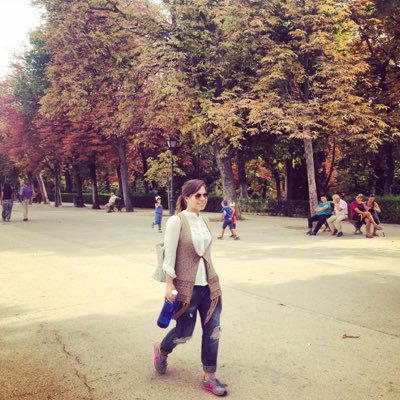 Aletapgo's profile picture. Mujer feliz, pequeña en estatura.