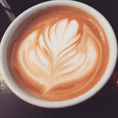 De lekkerste koffie, ontbijt, lunches en in de avonden planken en dranken. Recht tegenover de trappen van het stadhuis in Leiden.